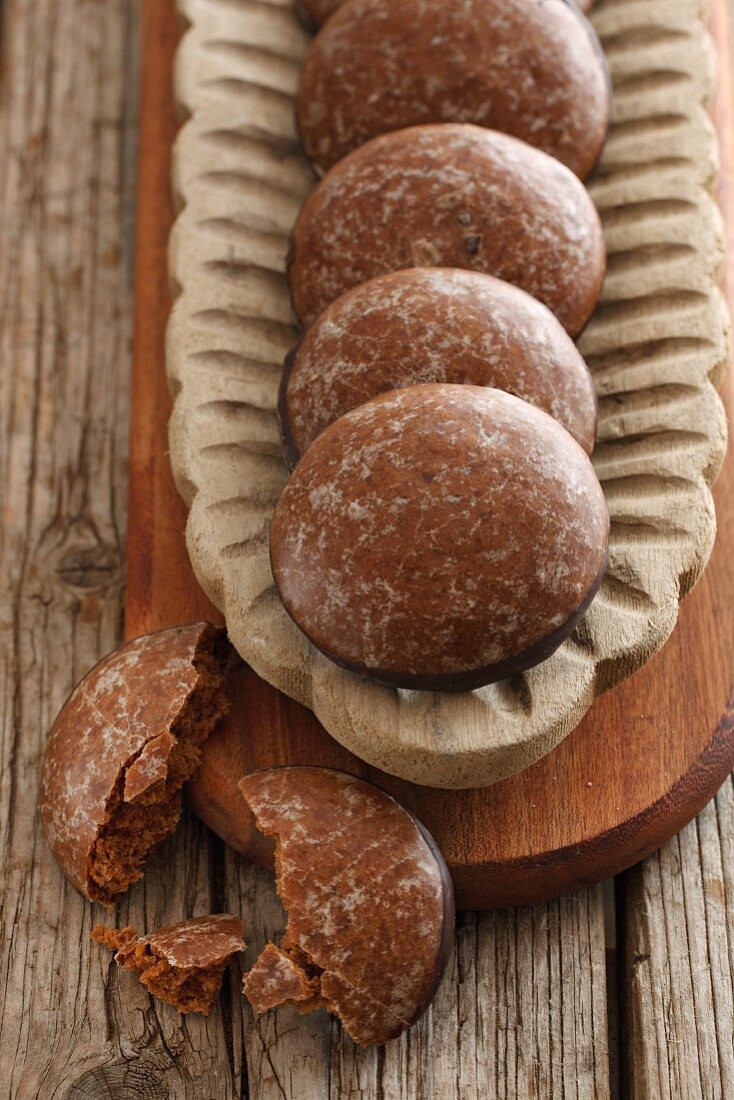 Lebkuchen in länglicher Holzschale