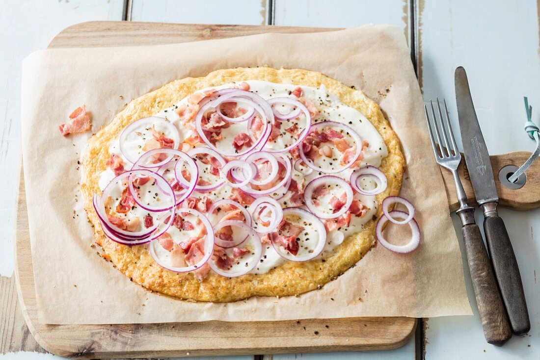 Flammkuchen mit Blumenkkohlboden (Low Carb)