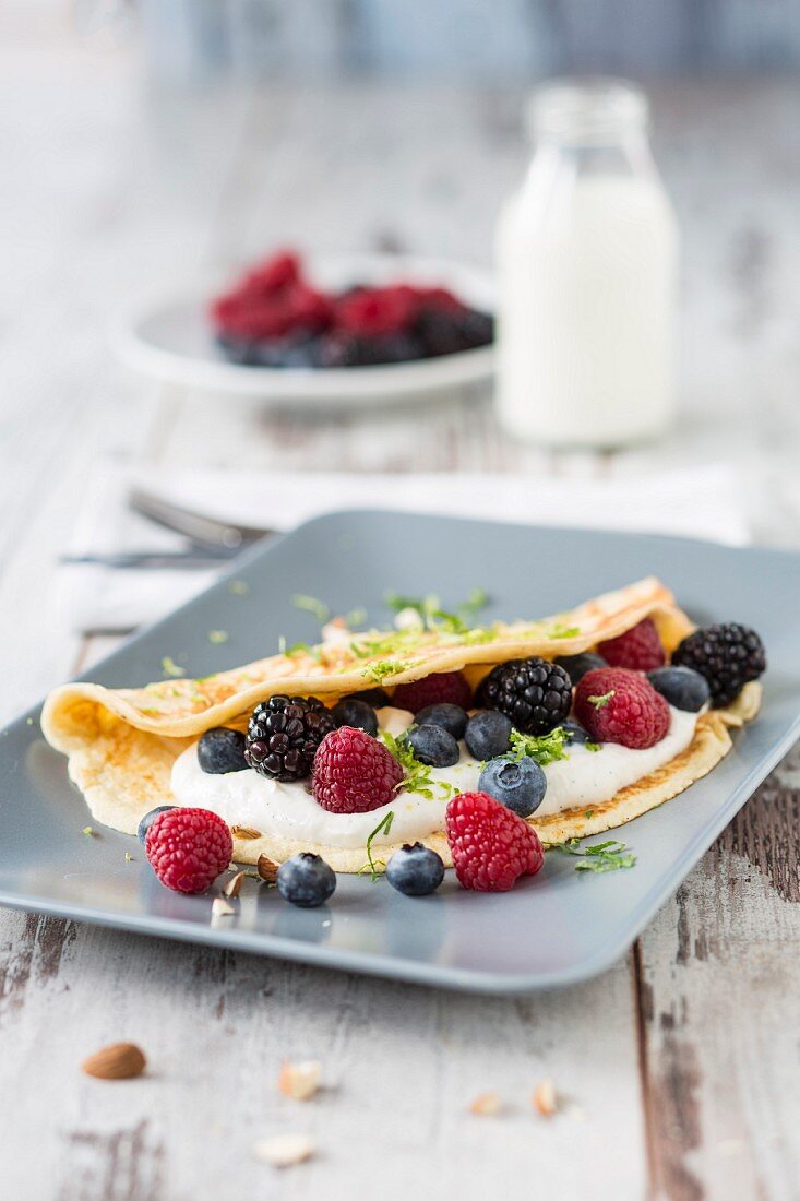 Almond omelette filled with quark and berries (low carb)