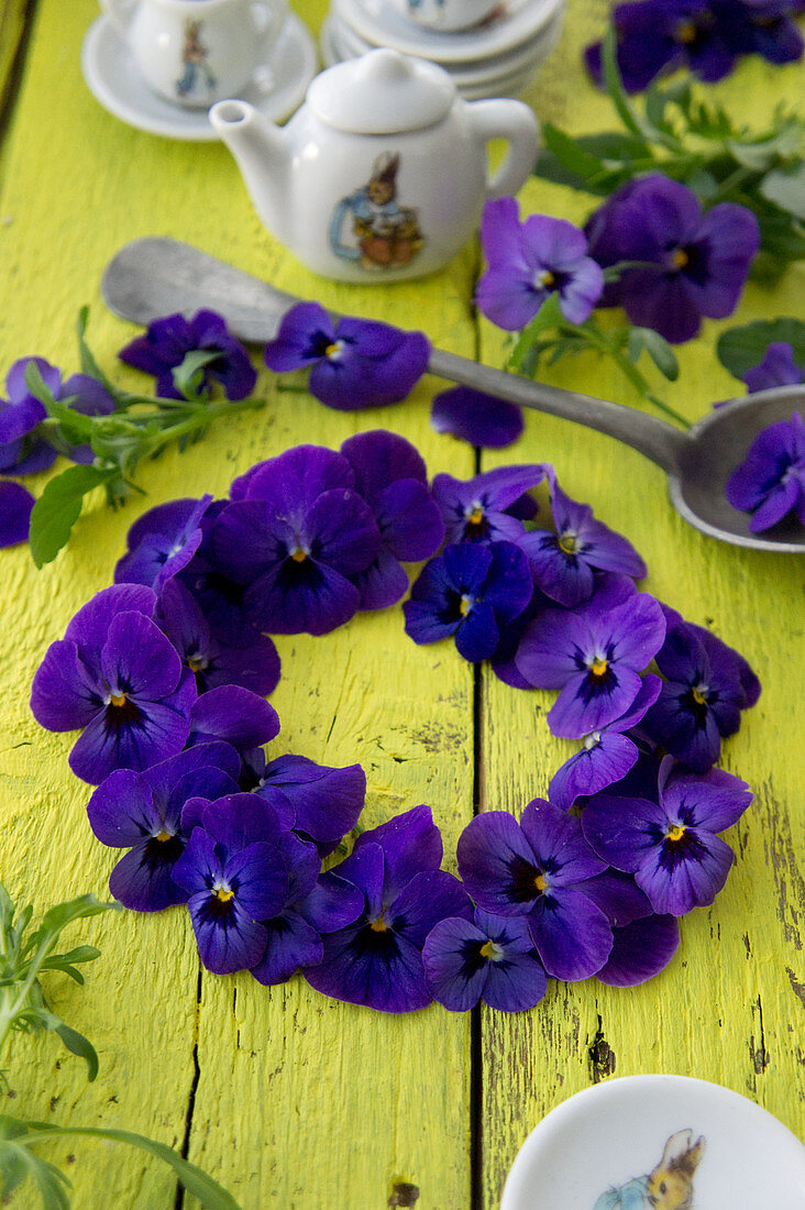 Wreath of horned violets