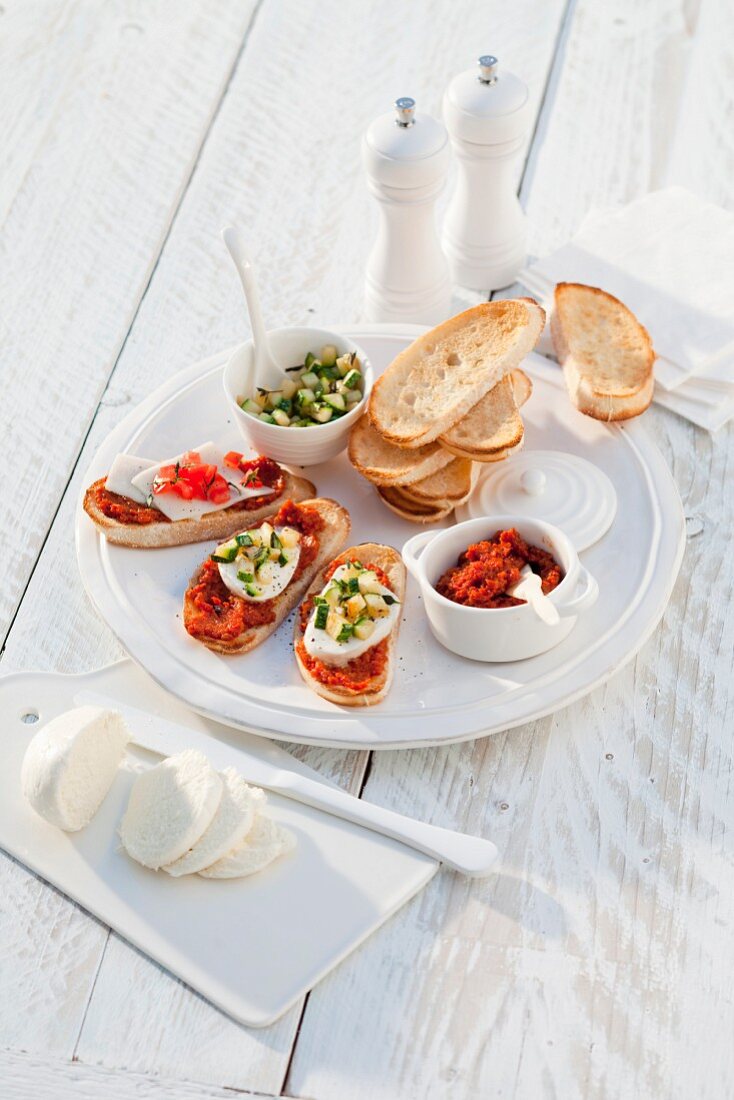 Bruschette mit Tapenade, Mozzarella und Zucchini