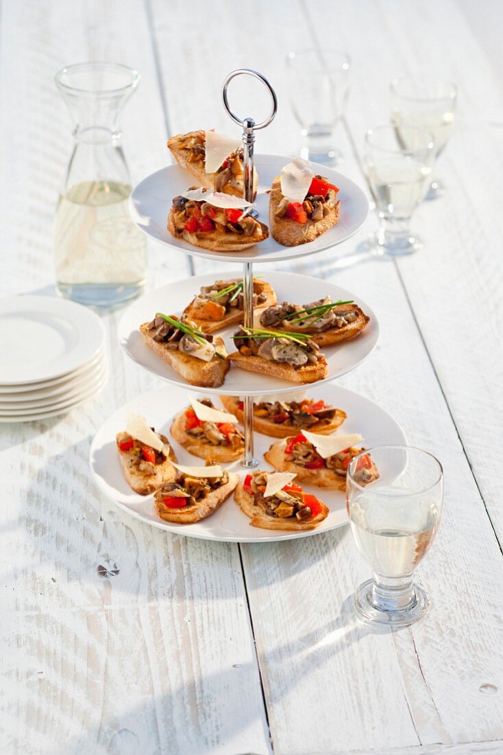 Bruschette mit Pilzen, Tomaten und Parmesan