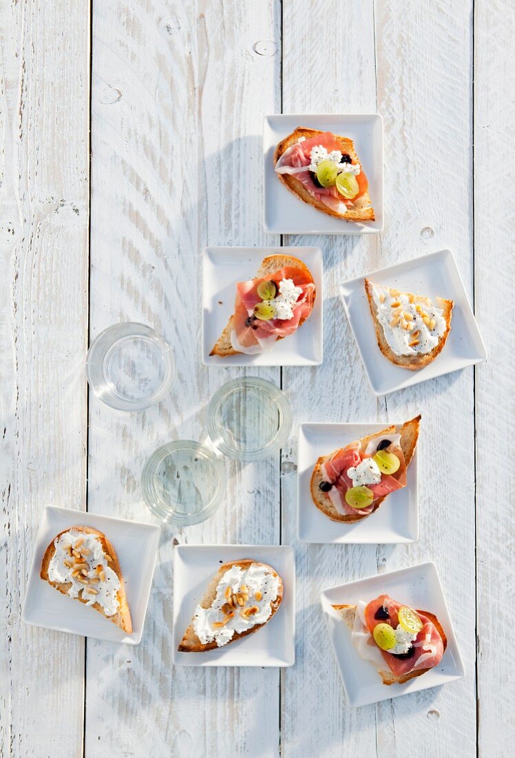 Bruschette mit Ricotta, Parmaschinken und Trauben