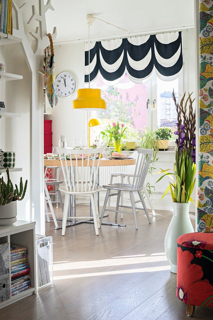 Colourful accessories in Scandinavian-style dining room