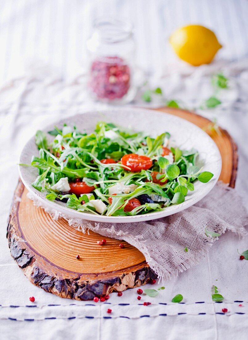 A mixed leaf salad with grilled tomatoes