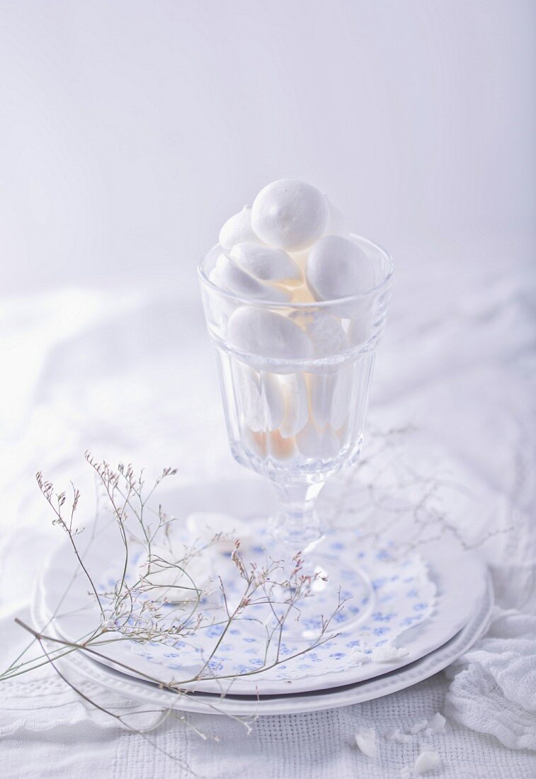 Vegan meringues in glass (festive)