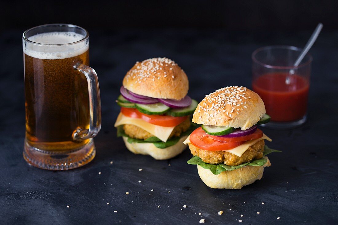 Hausgemachte vegetarische Quinoa-Burger und Glas Bier