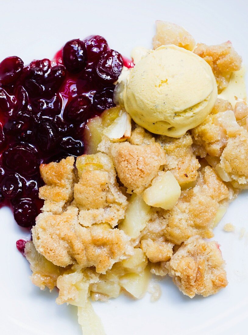 Apple crumble with cranberries and vanilla ice cream