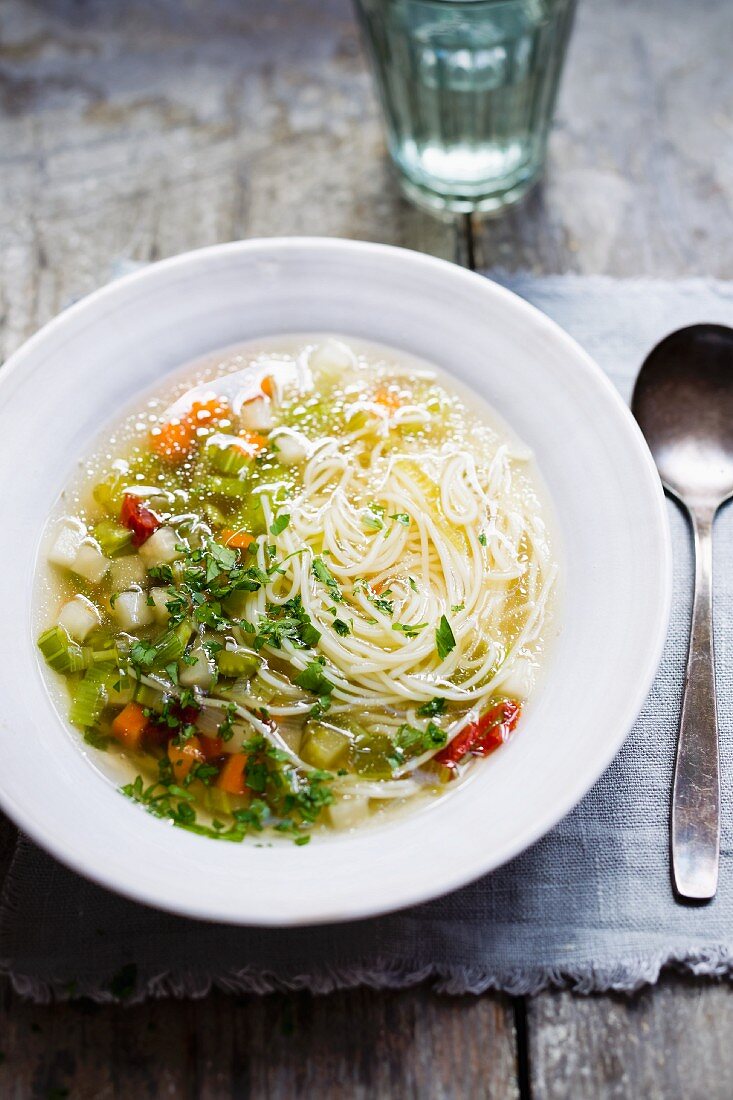 Nudelsuppe mit Gemüse und Kräutern