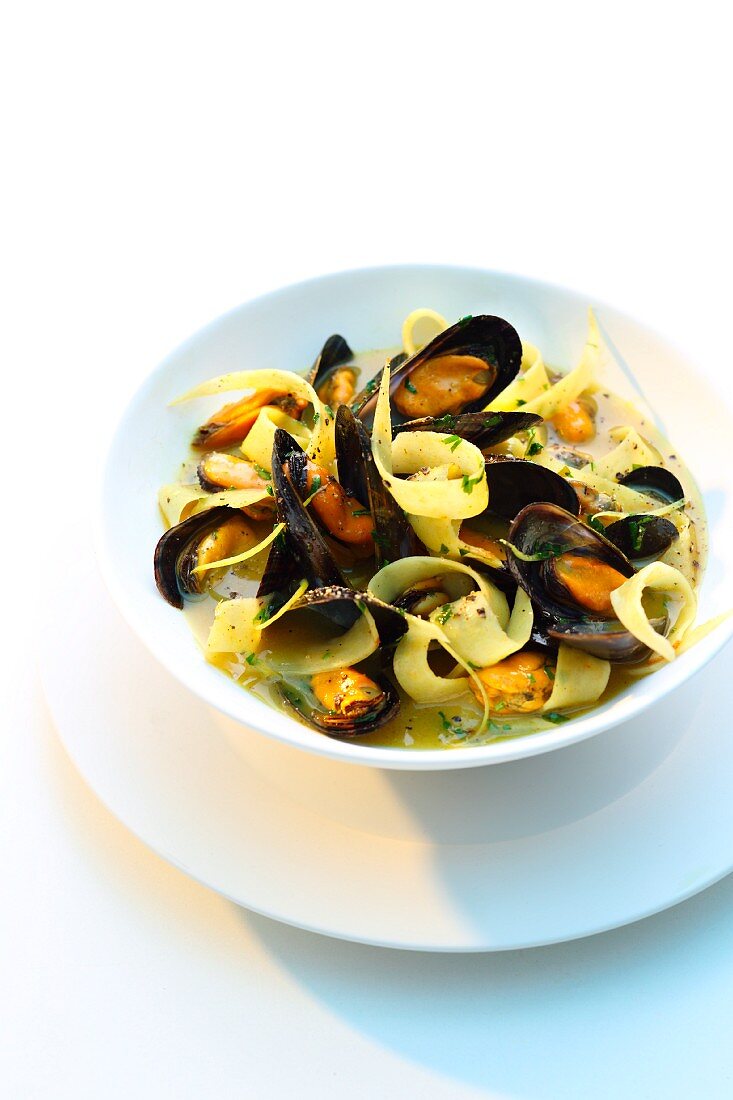 Mussels with curry and black salsify