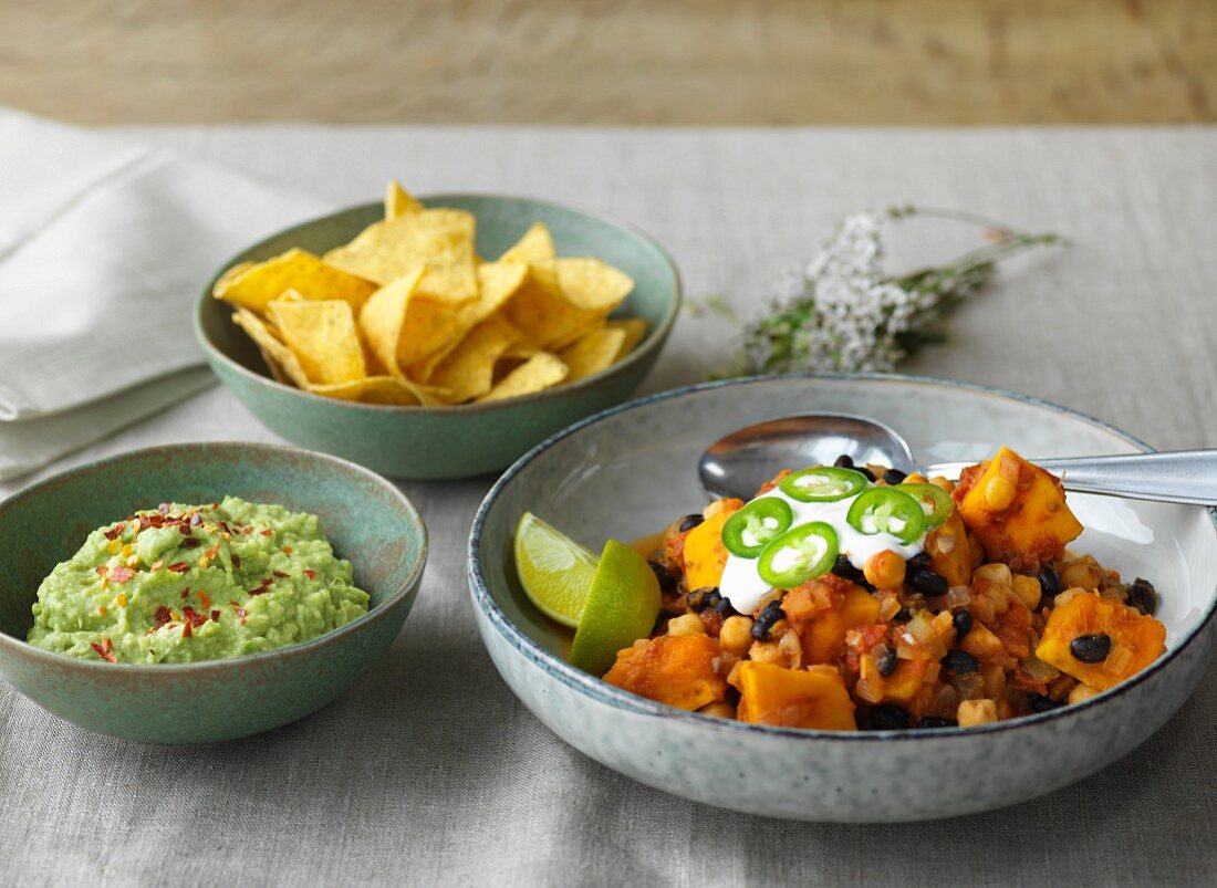 Kürbischili mit Guacamole und Tortillachips