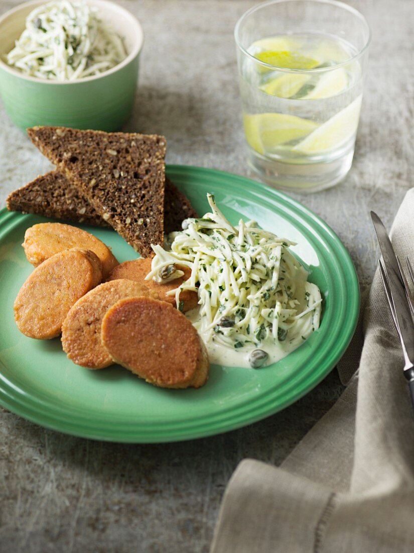 Gekochter Kabeljaurogen mit Kohlsalat und Vollkornbrot