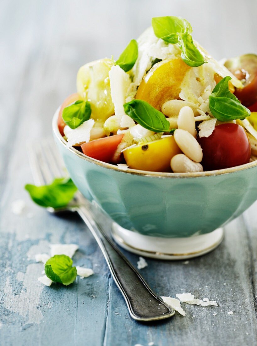 Bunter Tomatensalat mit weissen Bohnen, Basilikum & Parmesan