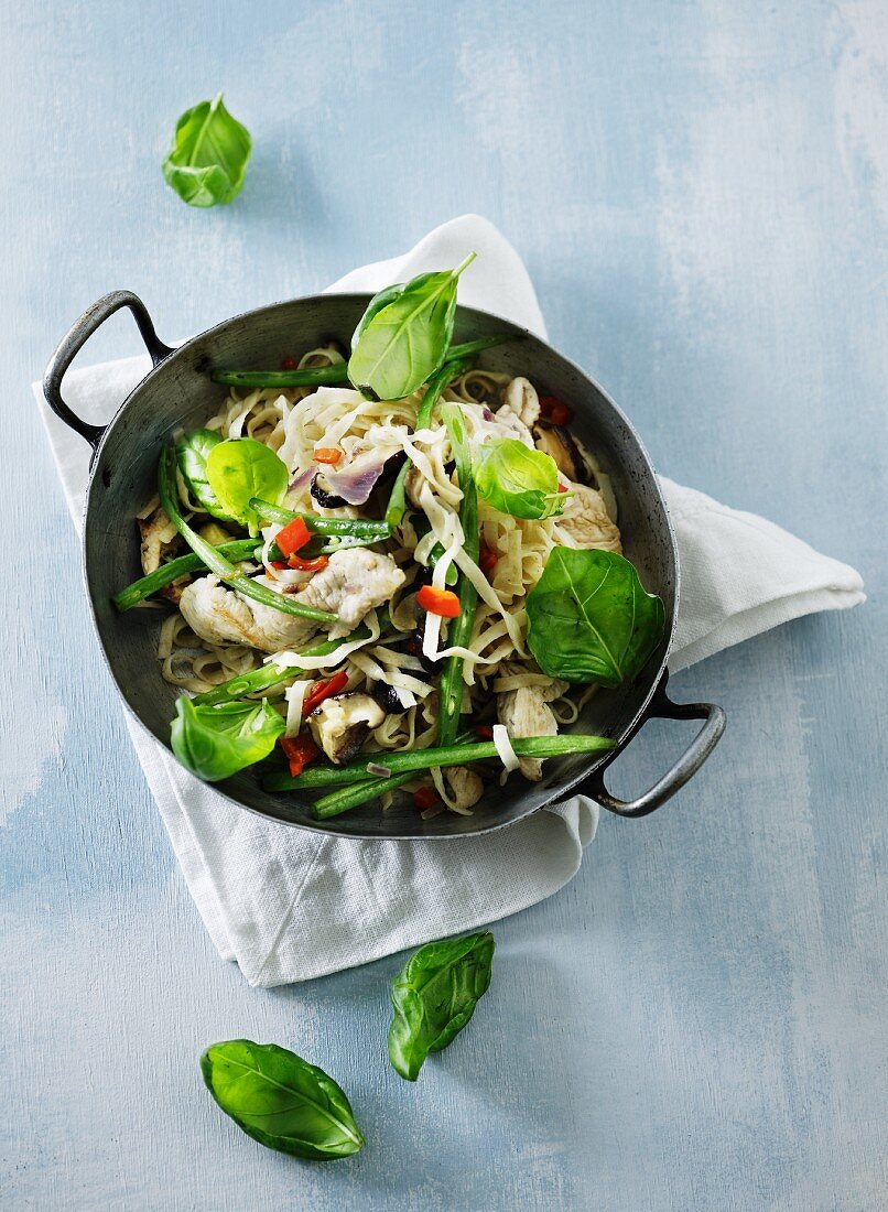 Stir-fired noodles, chicken, vegetables and basil (Asia)