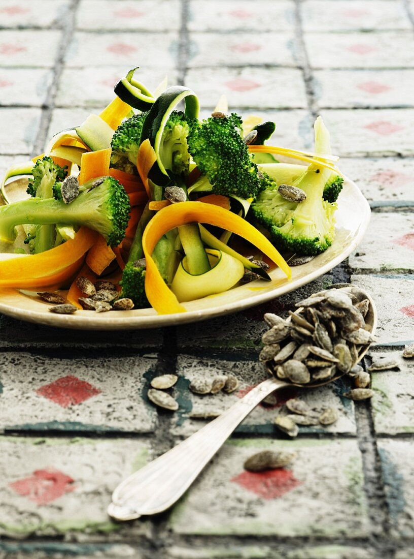 Gemüsesalat mit Brokkoli, Zuchini- & Karottenstreifen und Kürbiskernen