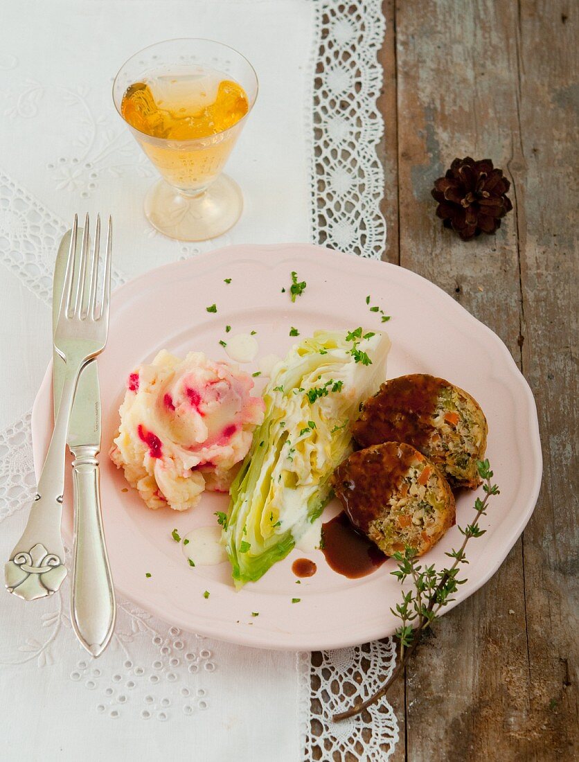 Nussbraten mit Kartoffel-Rote-Bete-Püree und Spitzkohl mit Zitronenrahm