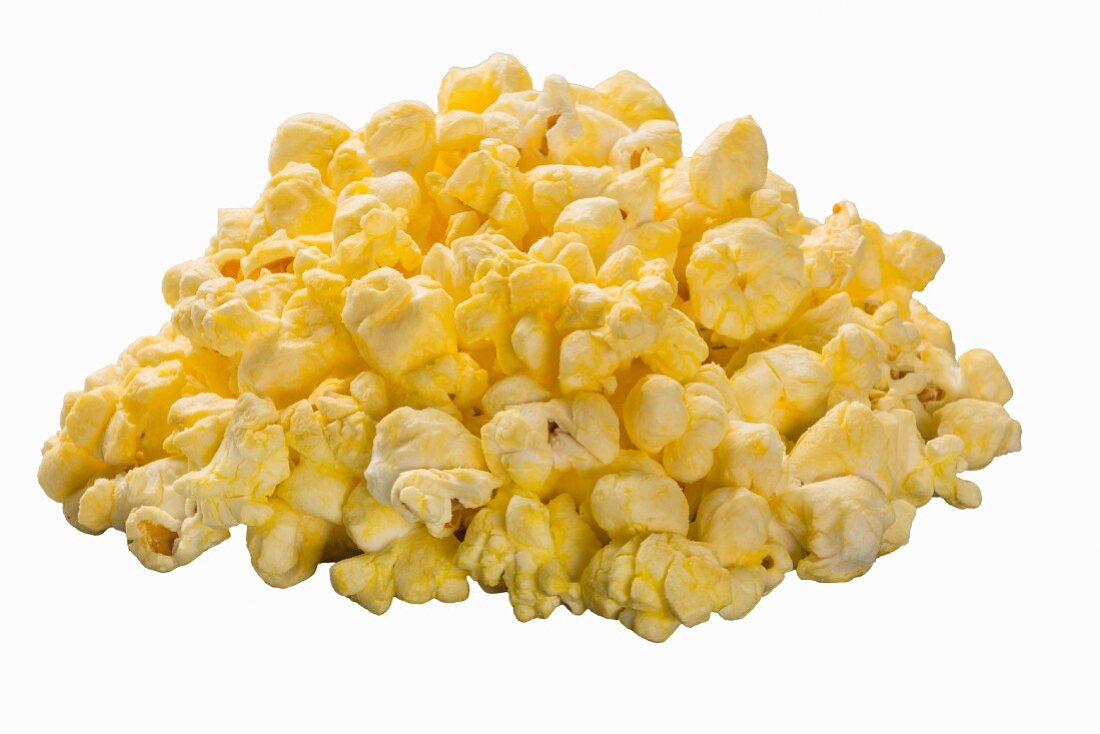 Ein Häufchen Butter-Popcorn vor weißem Hintergrund