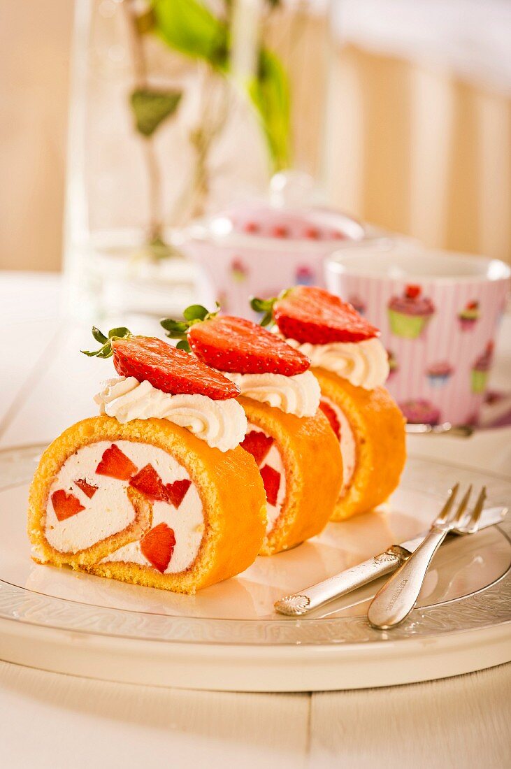 Strawberry roulade with cream