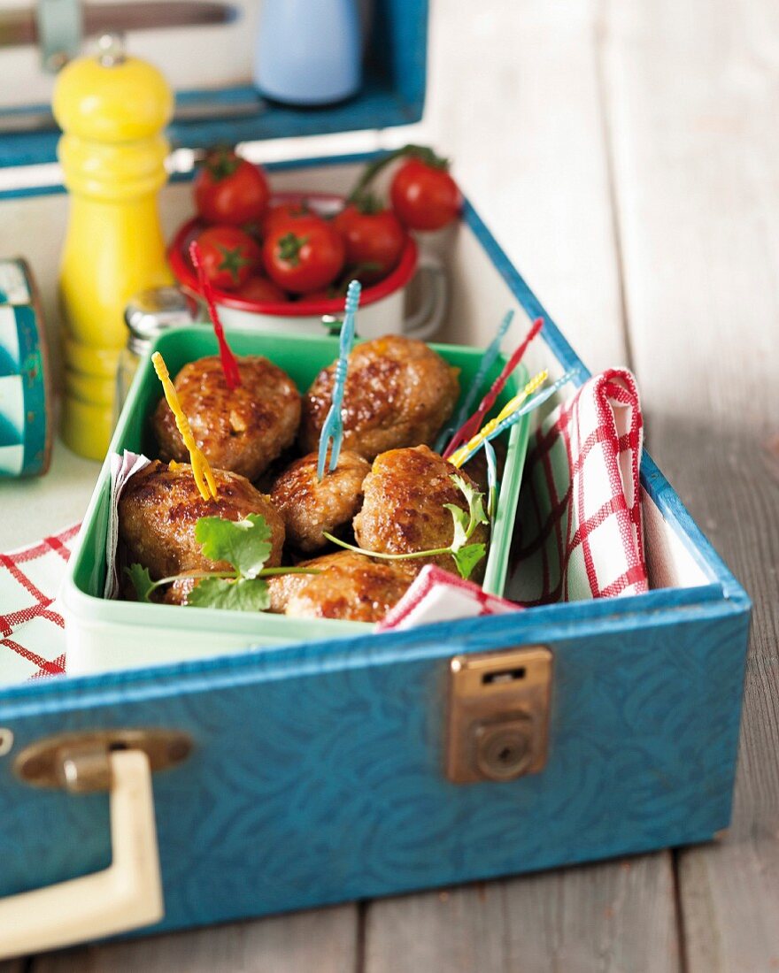 Hackbällchen mit bunten Spiesschen zum Picknick