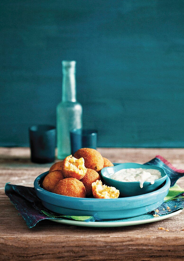 Panierte Schwertfisch-Pastinaken-Bällchen mit Joghurtdip