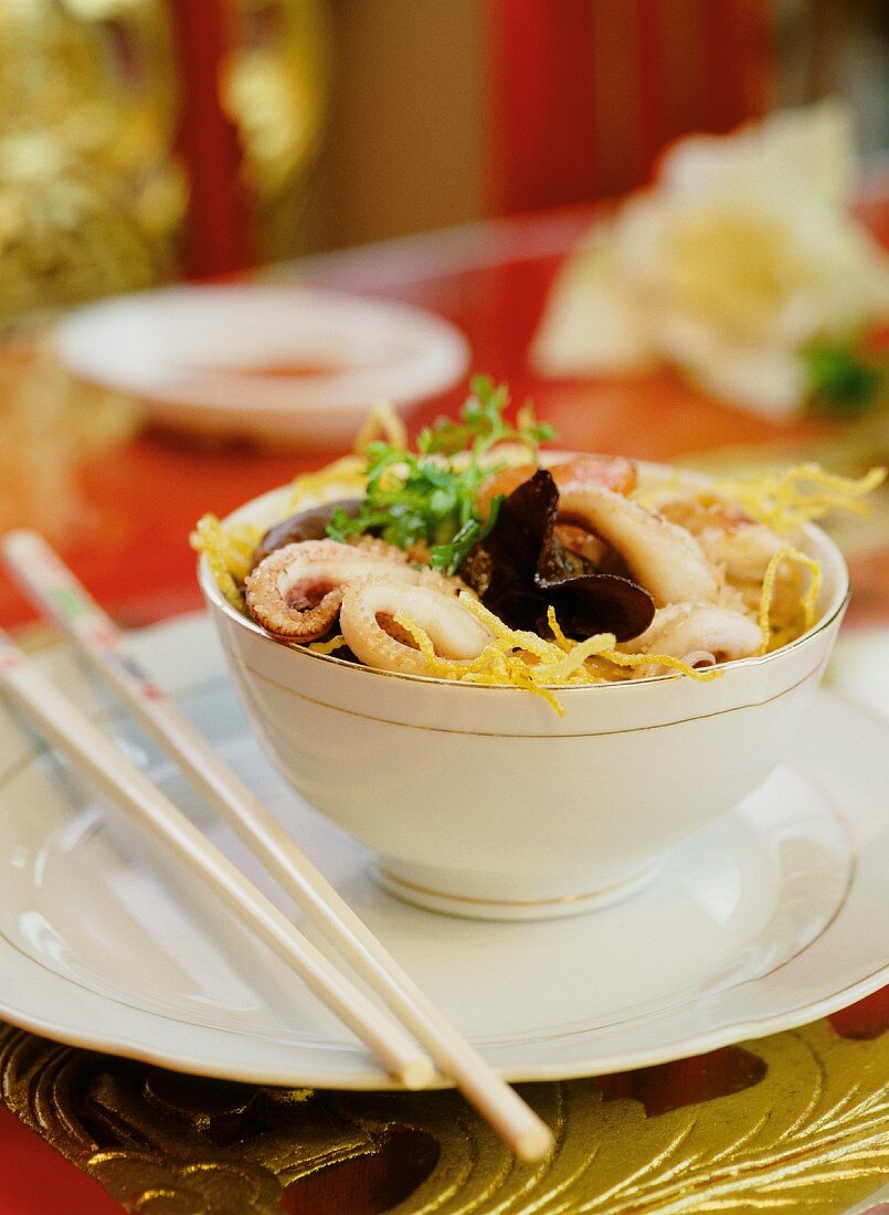 Noodles with squid and Chinese-style mushrooms