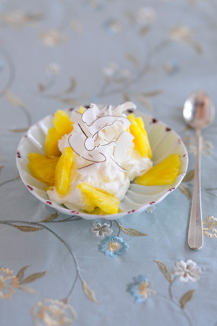 Ananas-Cremedessert mit frischen Ananasstückchen & Kokosspänen