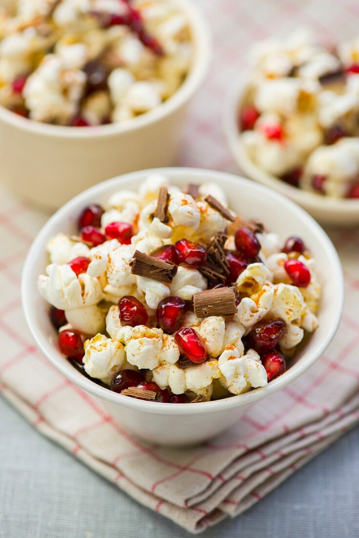 Popcorn mit Granatapfelkernen und Schokolade