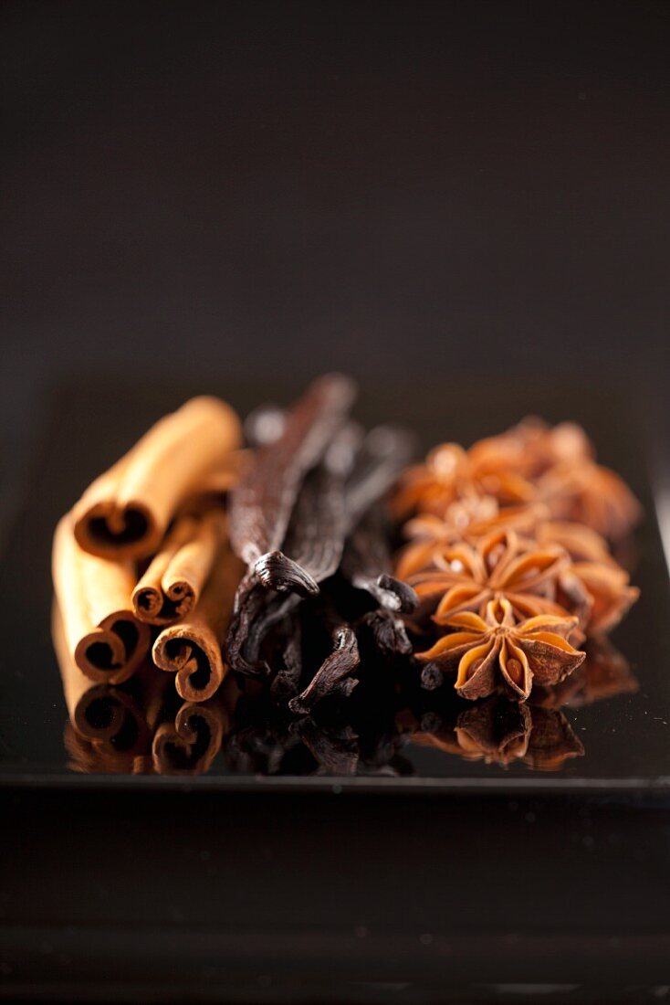 Cinnamon sticks, vanilla pods and a star anise