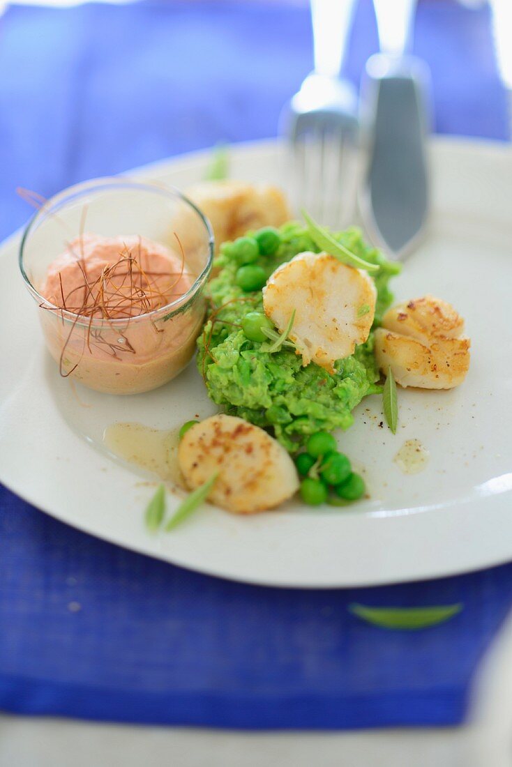 Scallops on mushy peas