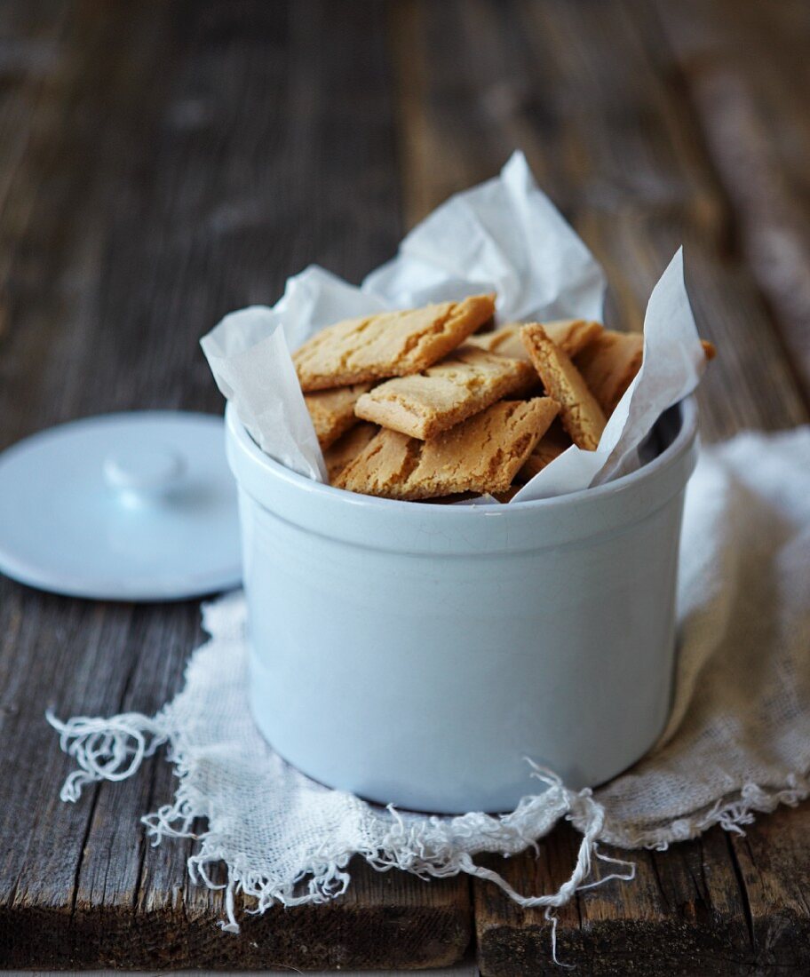 Kardamomplätzchen in Vorratsdose