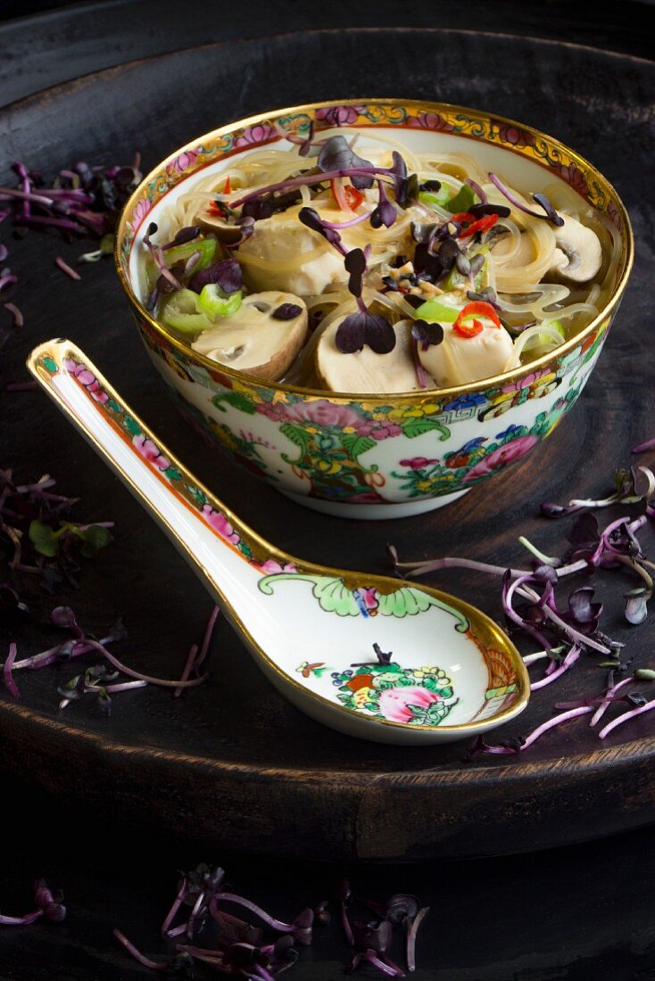 Glasnudelsuppe mit Tofu, Pilzen, Rettichsprossen & Chili (China)