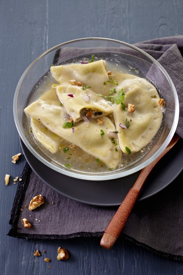 Ravioli mit Roquefort und Walnüssen in Brühe