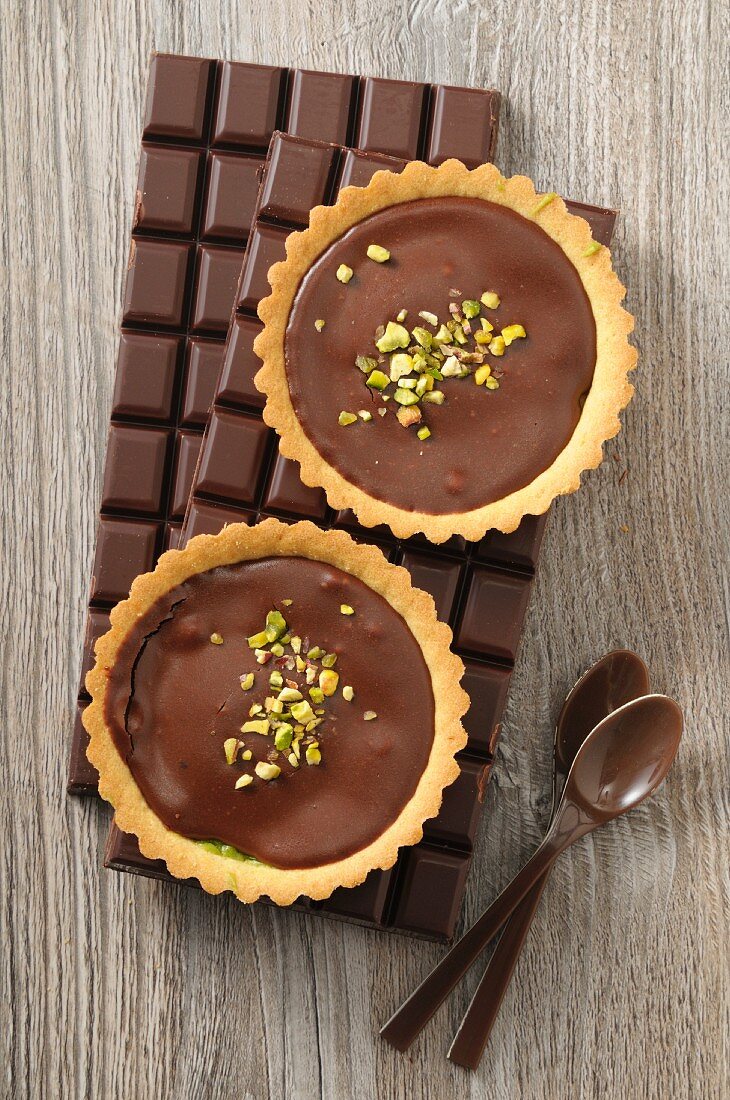 Chocolate tartlets with pistachio nuts