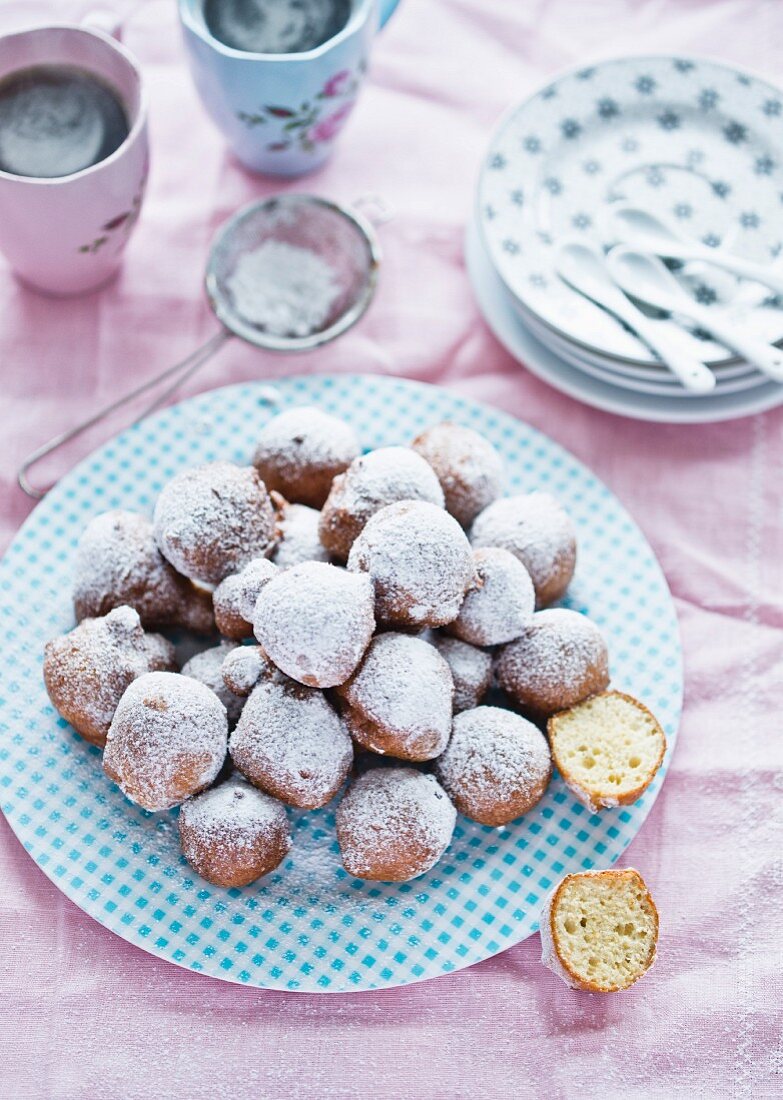 Mini-Donuts mit Puderzucker