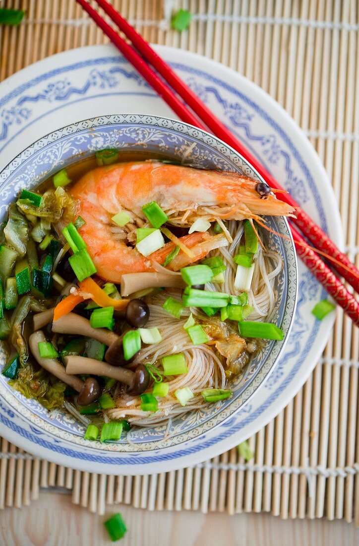 Noodle soup with shrimps and shimeji mushrooms (Asia)