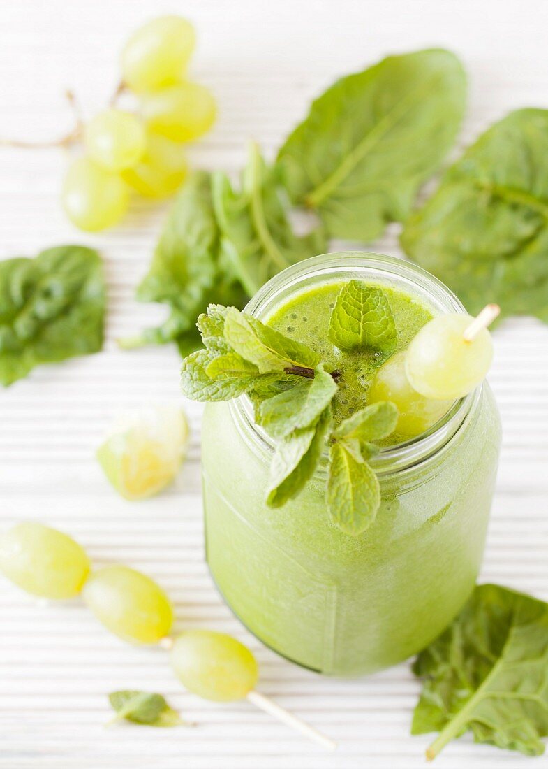 A green smoothie with spinach, grapes and mint