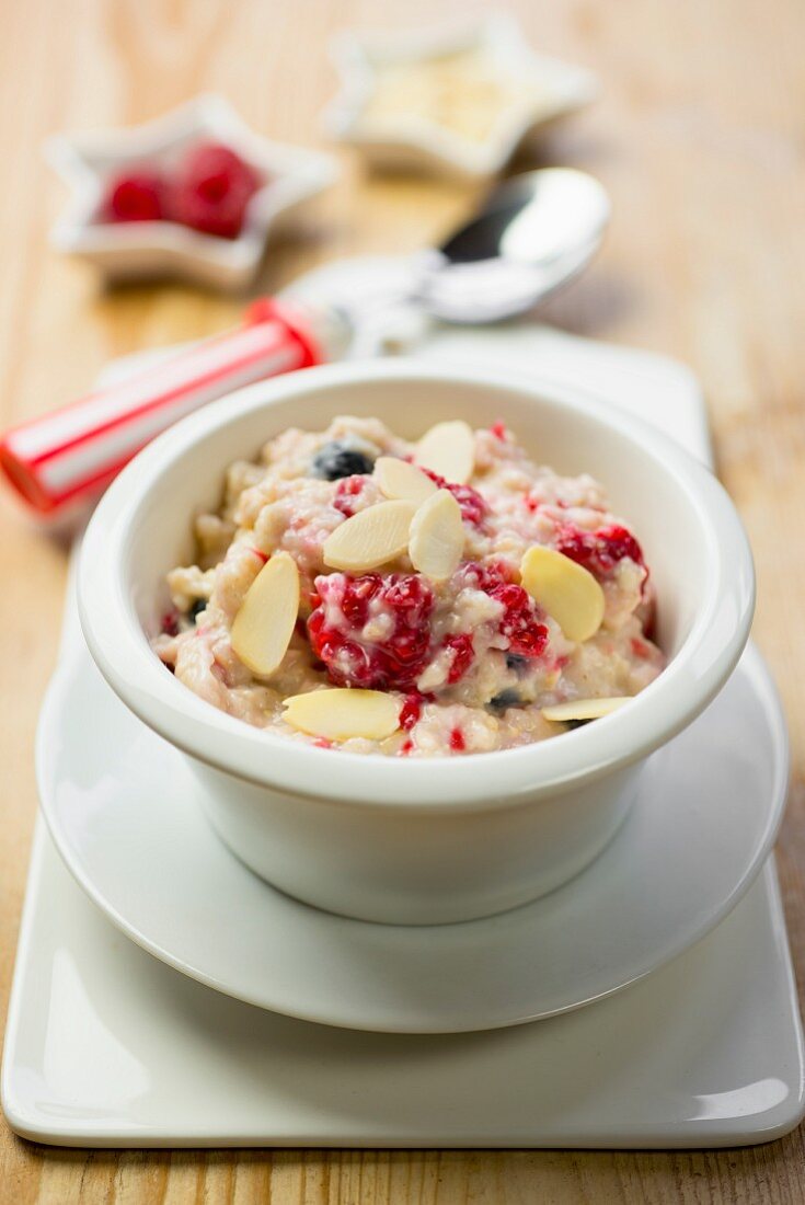 Porridge mit Beeren und Mandelblättchen