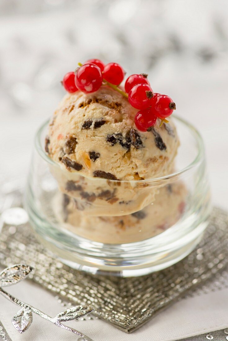 Rum ice cream with mincemeat and redcurrants for Christmas