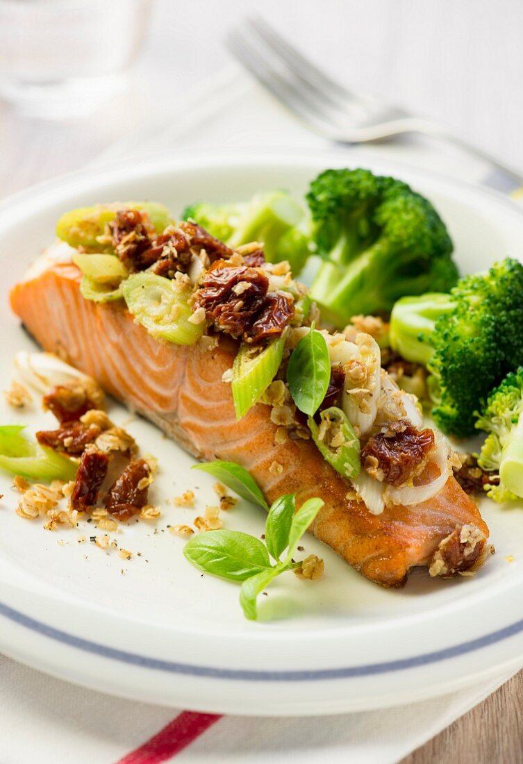 Lachs mit getrockneten Tomaten und Brokkoli