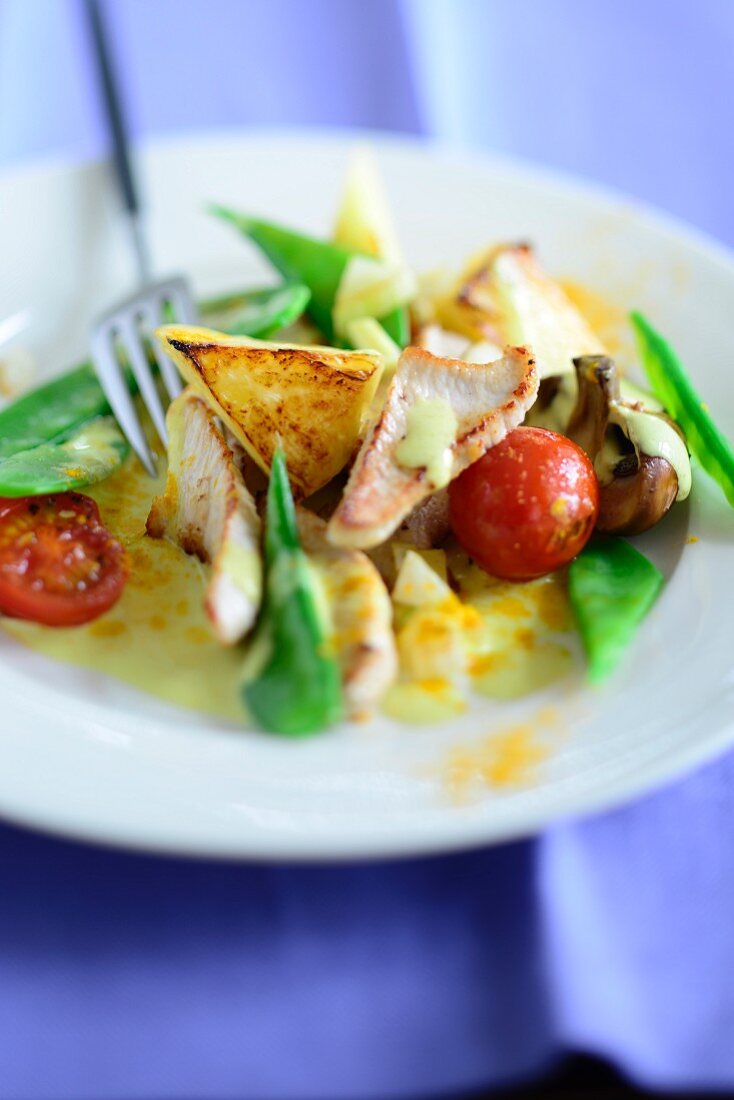 Turkey curry with cherry tomatoes and mange tout