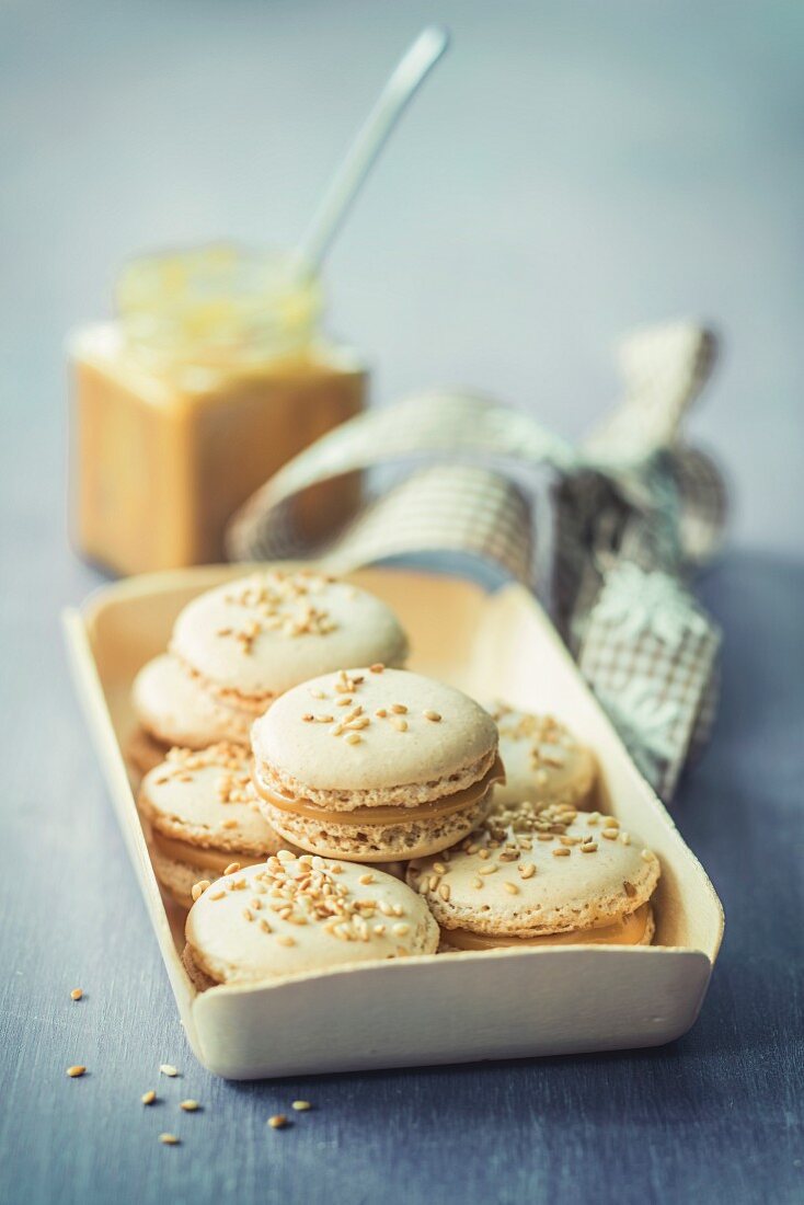 Macaroons with sesame seeds