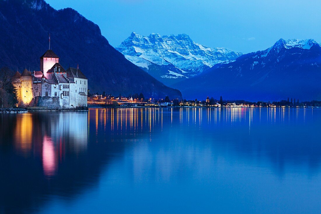 Genfer See mit Blick auf Montreux und dem Schloss Chillon, Schweiz