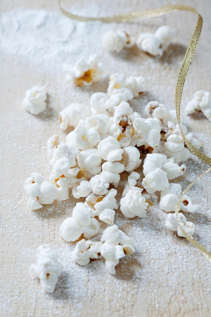 Christmas popcorn with icing sugar and cinnamon