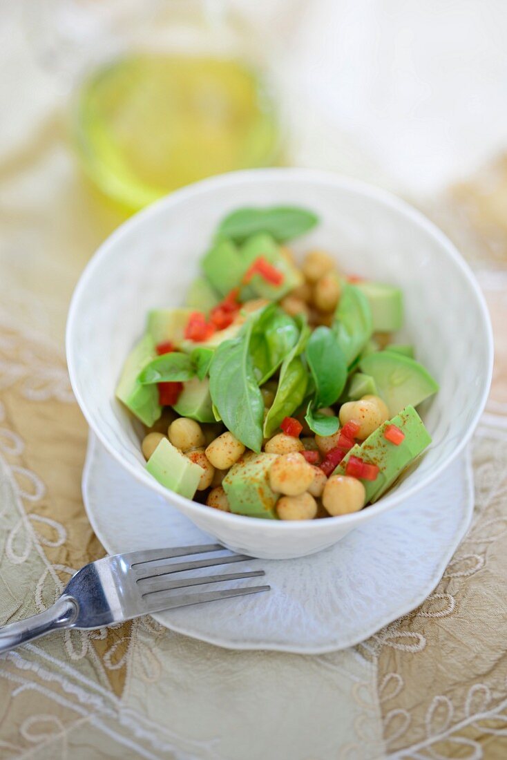 Avocado salad with chickpeas