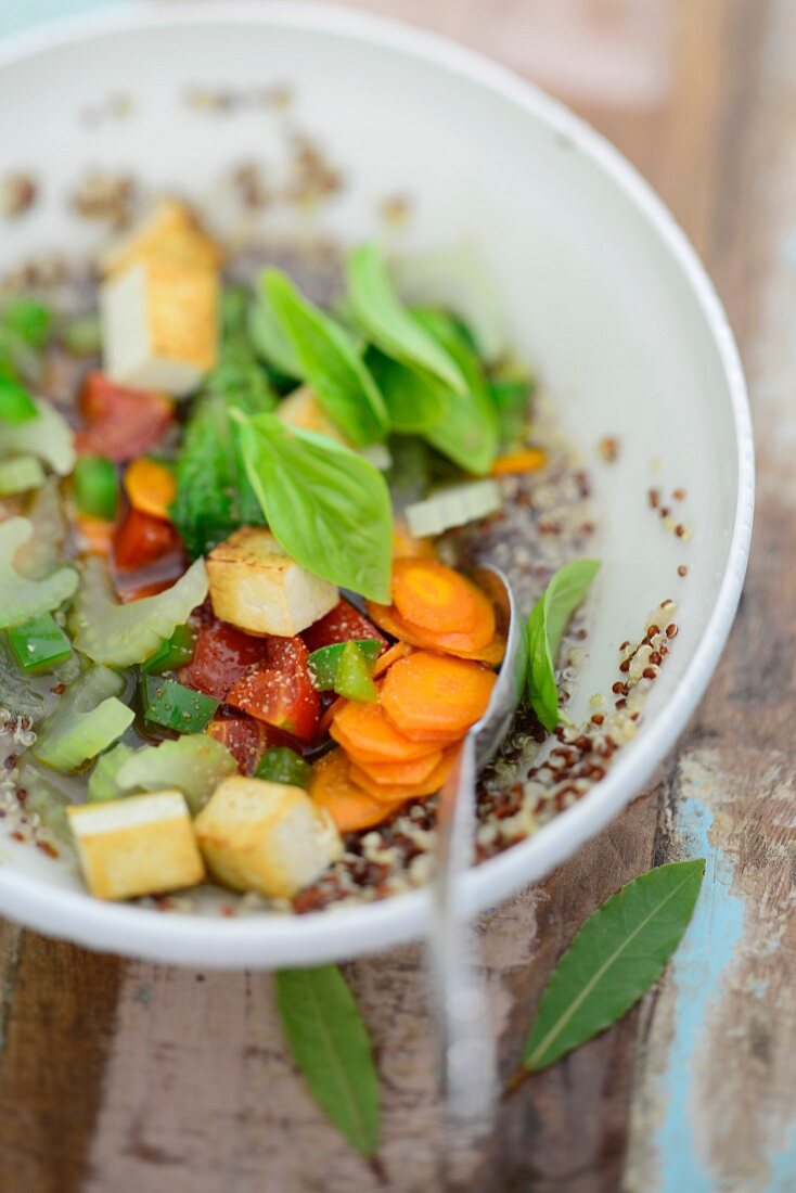 Quinoa-Jambalaya mit Tofu