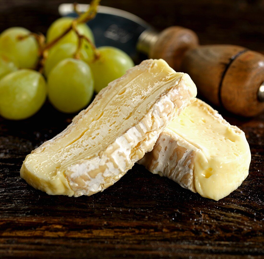 Brie de Meaux mit Trauben und Käsemesser