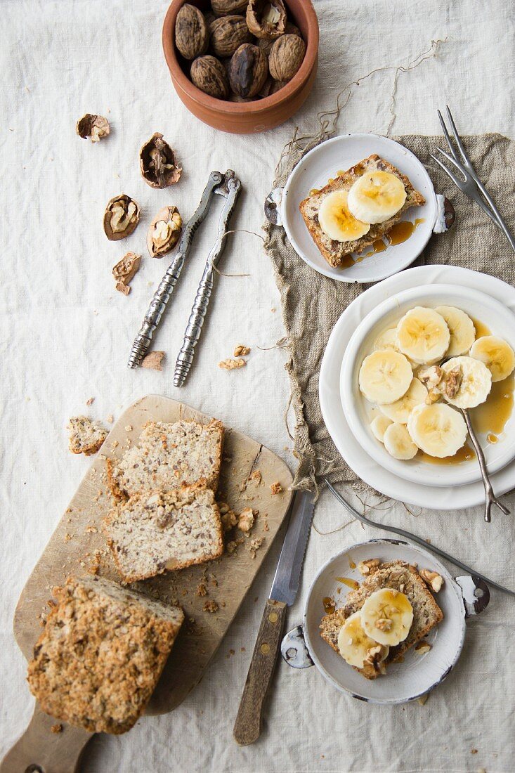 Oat and flaxseed bread with bananas and walnuts