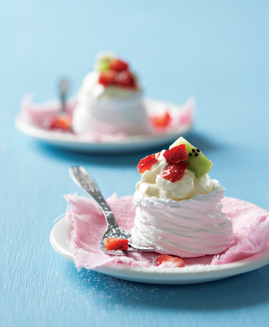 Pavlova mit Schlagsahne und Früchten