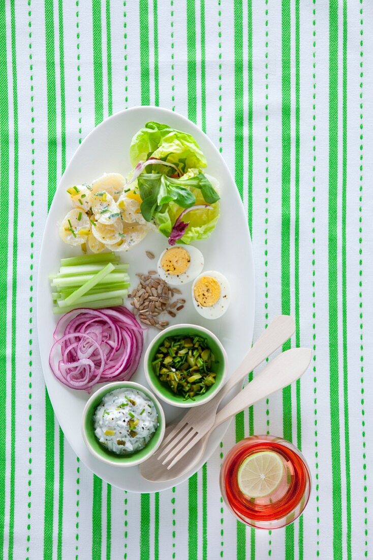 Kartoffelsalat mit Schnittlauchdressing und Ei