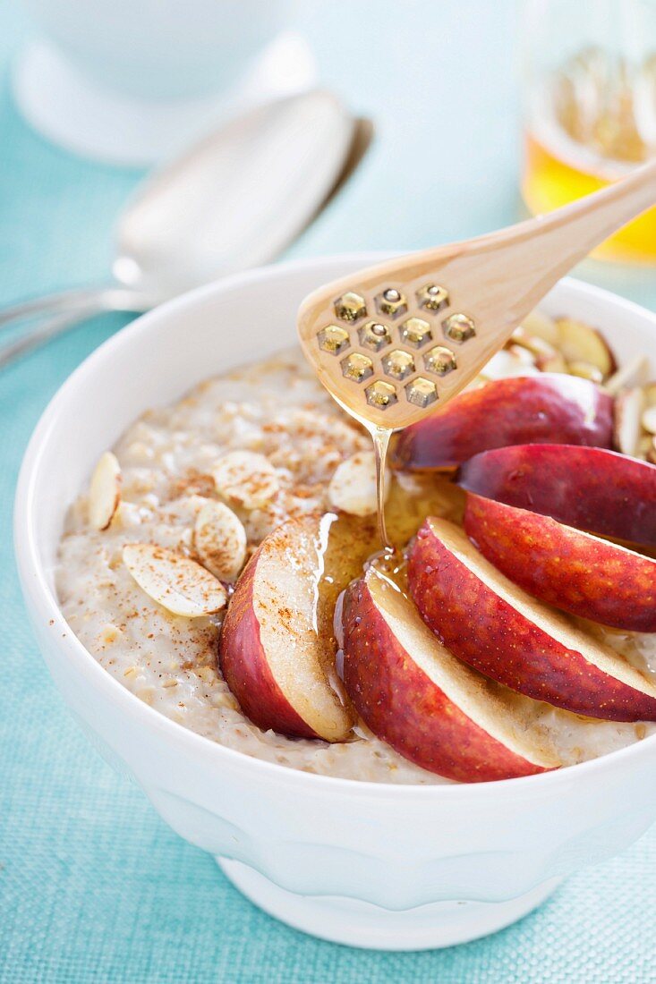 Porridge with peach, honey, cinnamon and almonds